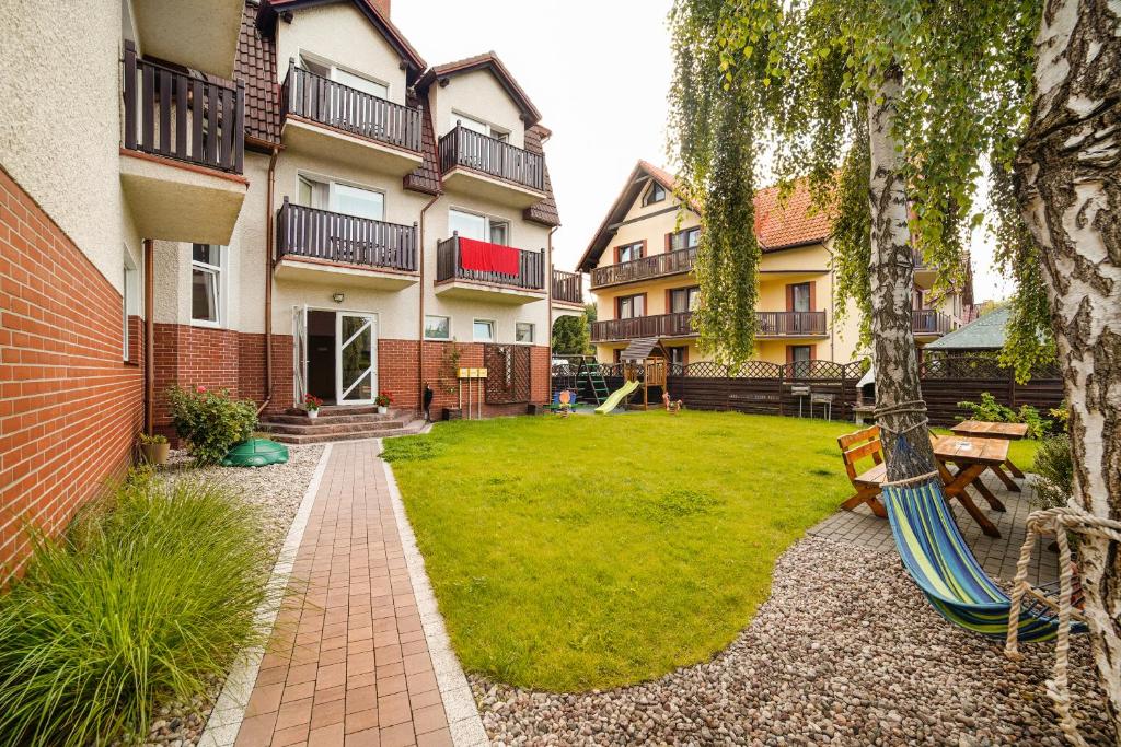an apartment yard with a hammock in a courtyard at Nord Jastarnia bis in Jastarnia