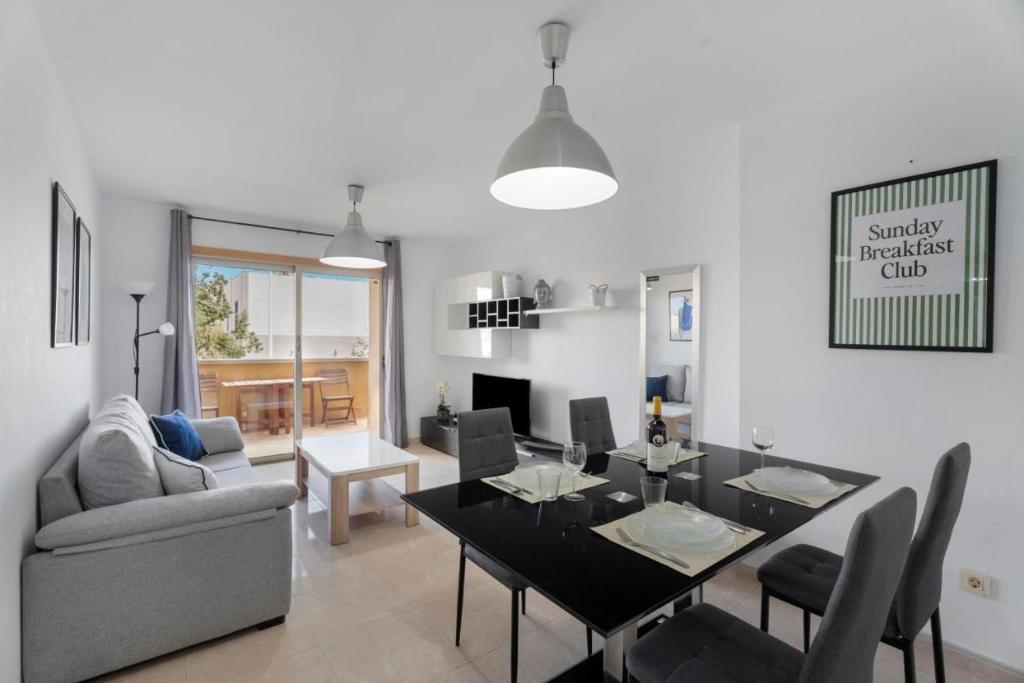a living room with a table and a dining room at AleAnto Playa in El Médano