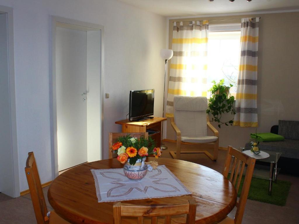 Posezení v ubytování Cosy Apartment in Weißig with Garden