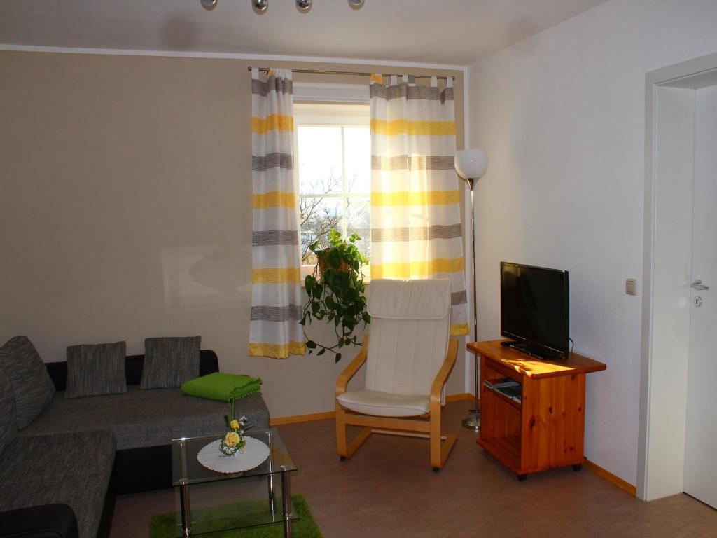 TV a/nebo společenská místnost v ubytování Cosy Apartment in Weißig with Garden