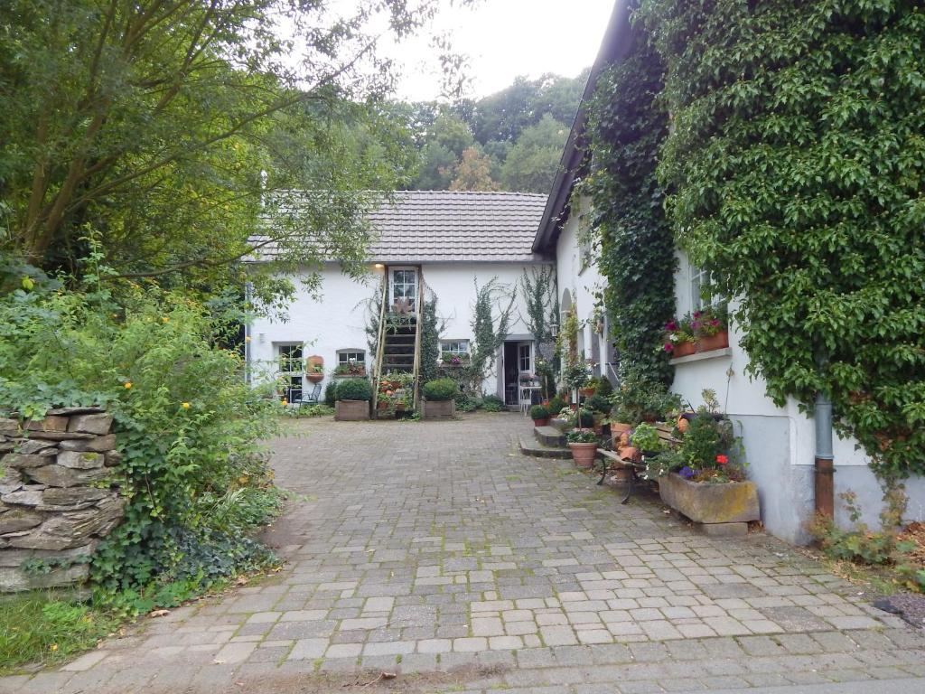 Zahrada ubytování Cozy Apartment in Immerath with Fishing Near