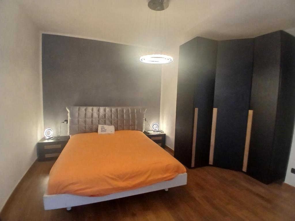 una camera da letto con un letto con una coperta arancione di DOMUS Pescara a Pescara