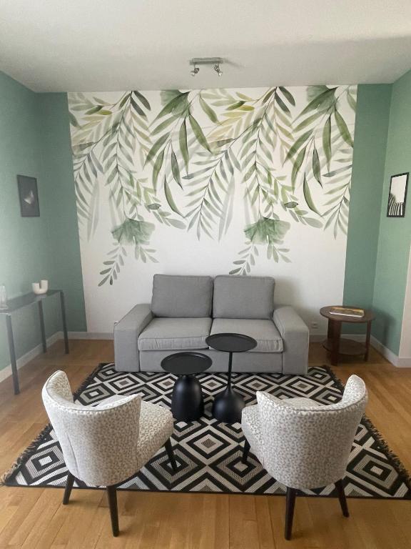 un salon avec un canapé et deux chaises dans l'établissement Tours Hyper center apartment, à Tours