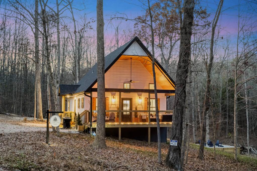 una casa en medio del bosque en White Pines Lodge- Wooded Retreat, en Cub Run