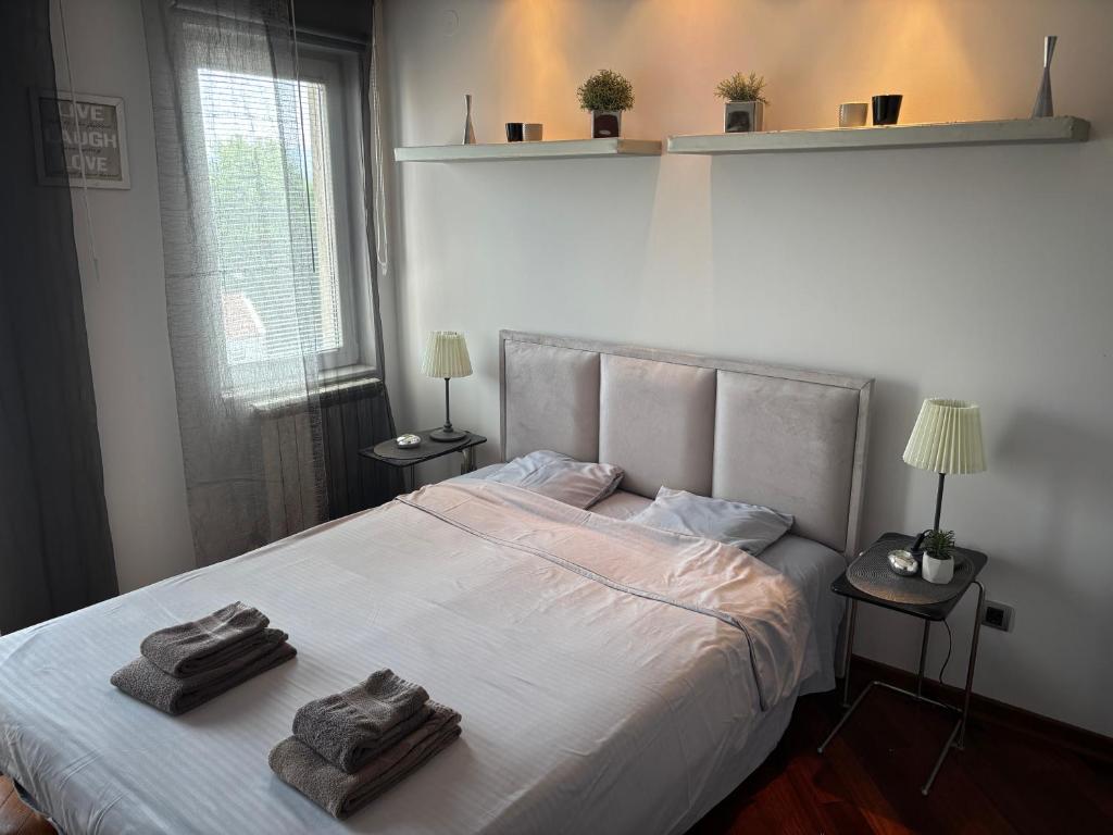 ein Schlafzimmer mit einem Bett mit zwei Handtüchern darauf in der Unterkunft Apartman Centar VV in Kragujevac