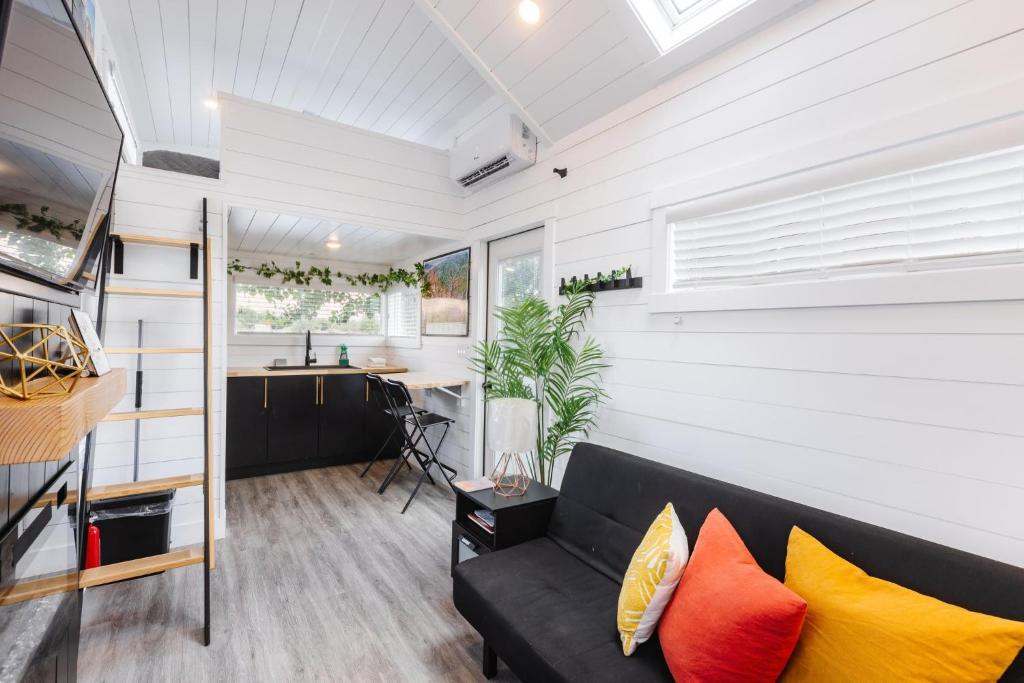 TV in/ali zabaviščno središče v nastanitvi Angels Landing Tiny Home
