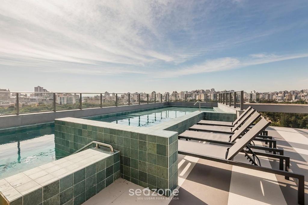 Πισίνα στο ή κοντά στο Estúdio em Prédio com Piscina em Porto Alegre - JRE