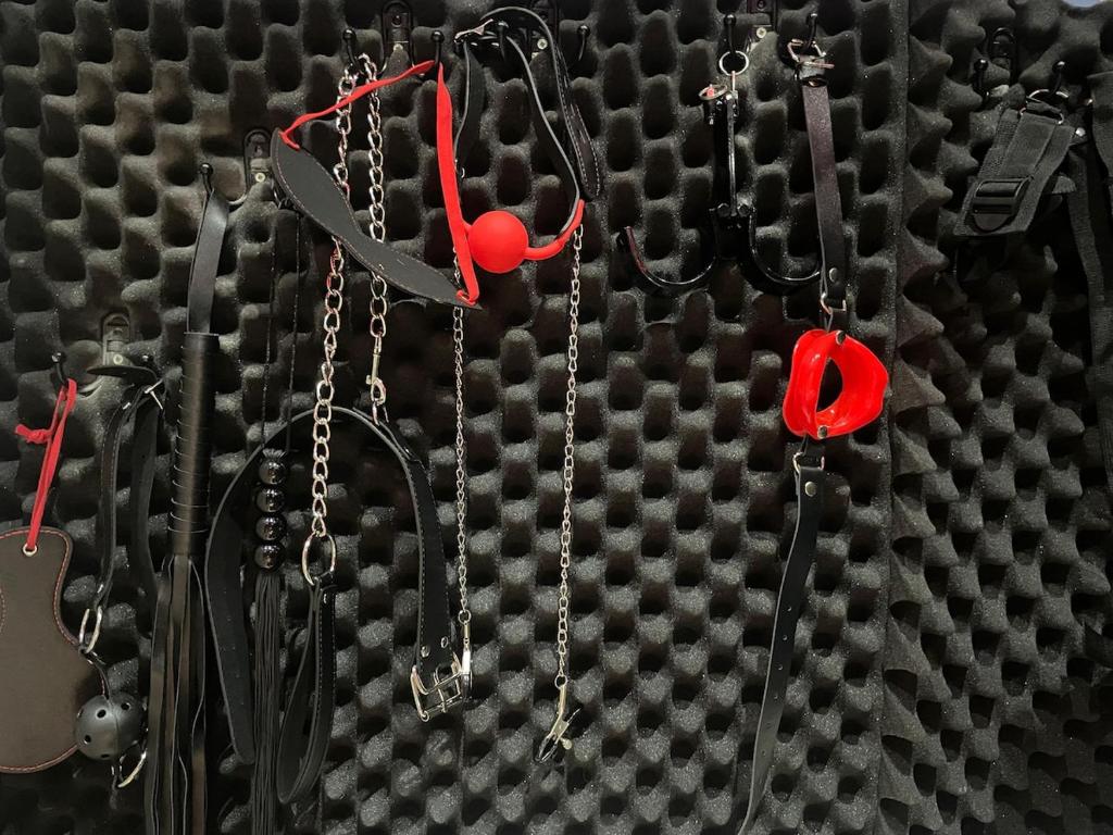 Кәрі свингер жастарды үйретеді Анальды ит стиліндегі порно