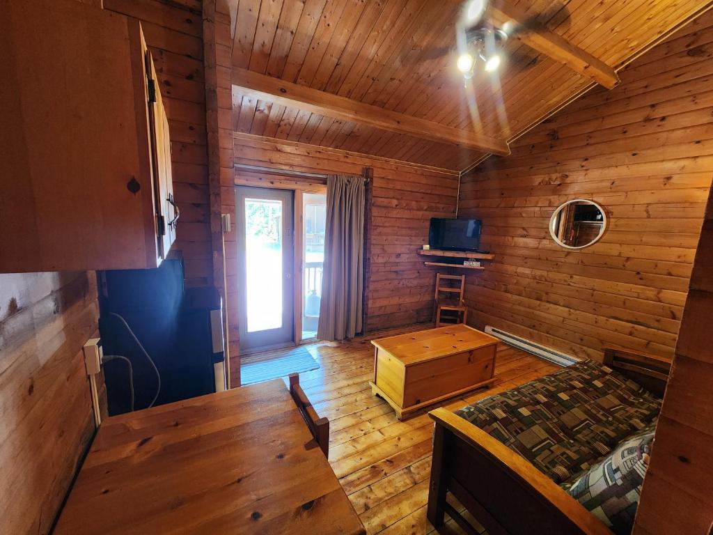 TV a/nebo společenská místnost v ubytování Ingonish Chalets