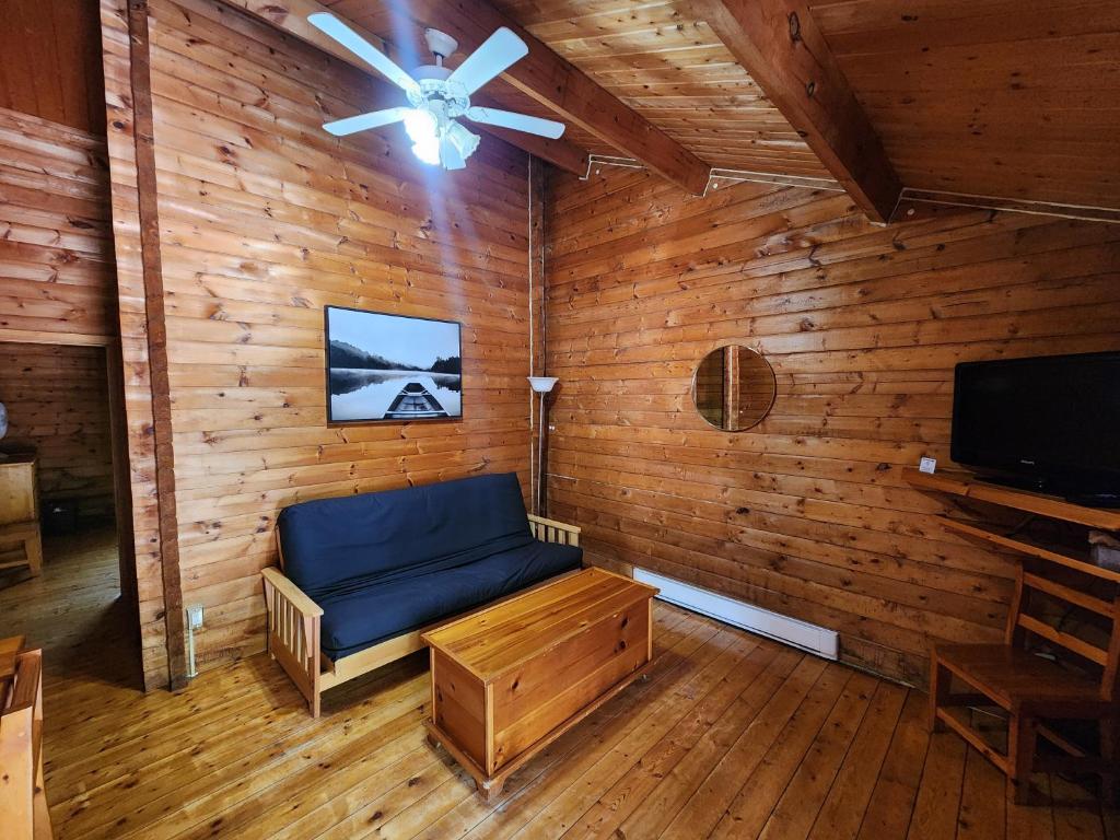 TV a/nebo společenská místnost v ubytování Ingonish Chalets