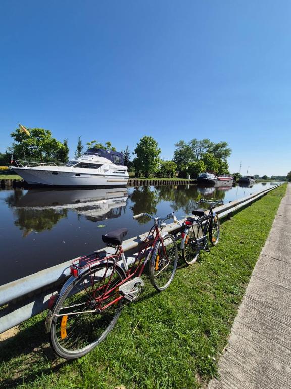 Výhled na řeku, která protéká v blízkosti ubytování na lodi