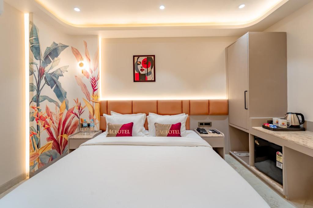 Postel nebo postele na pokoji v ubytování Aceotel Select Sarvagya, Vijay Nagar- A Luxury Boutique Hotel -Nipania