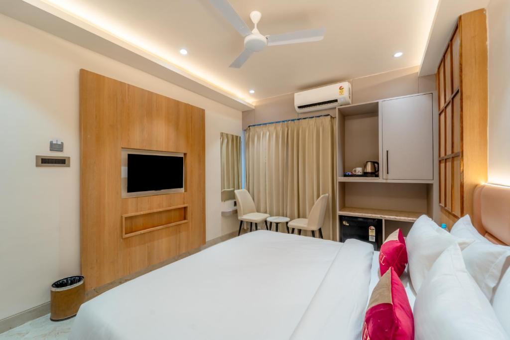 Postel nebo postele na pokoji v ubytování Aceotel Select Sarvagya, Vijay Nagar- A Luxury Boutique Hotel -Nipania