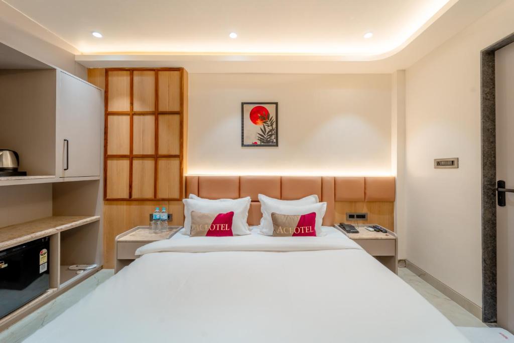 Postel nebo postele na pokoji v ubytování Aceotel Select Sarvagya, Vijay Nagar- A Luxury Boutique Hotel -Nipania