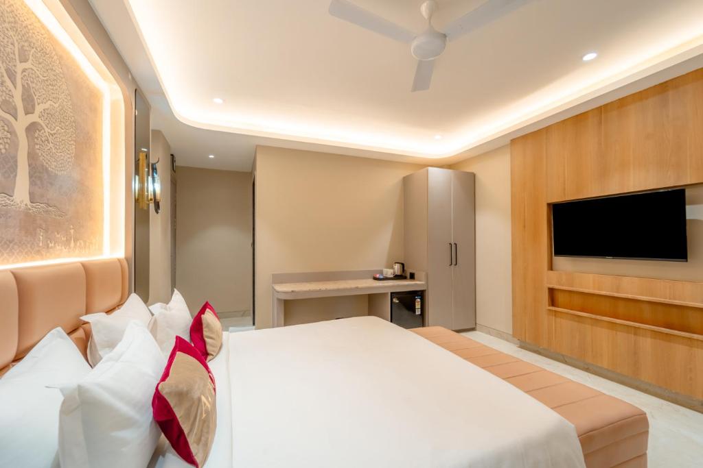 TV a/nebo společenská místnost v ubytování Aceotel Select Sarvagya, Vijay Nagar- A Luxury Boutique Hotel -Nipania