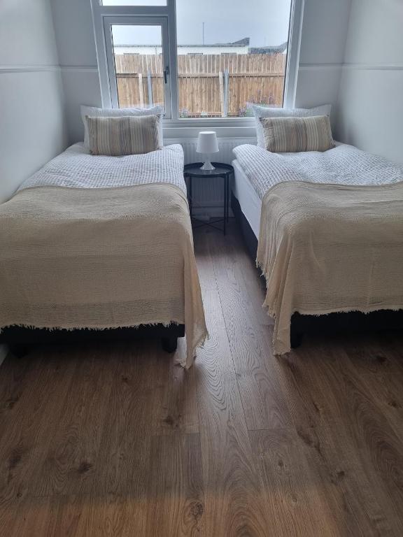 Postel nebo postele na pokoji v ubytování Grindavik Apartment