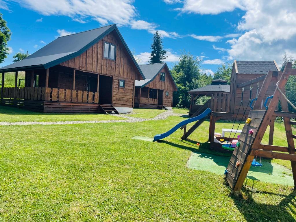 WerlasにあるDomki Bingo i Blueの丸太小屋前遊び場