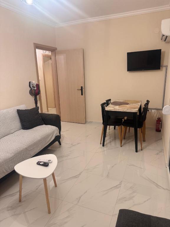 TV a/nebo společenská místnost v ubytování Comfortable Suites 1