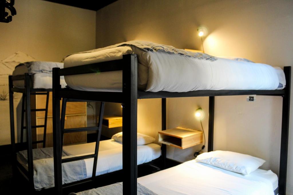 Voodi või voodid majutusasutuse Hostel Boutique Merced 88 toas
