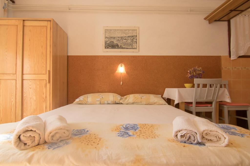 Posteľ alebo postele v izbe v ubytovaní Apartmani Dekanić Krk