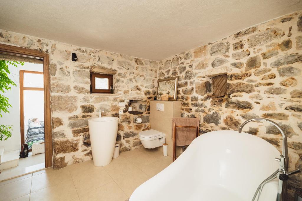 Postel nebo postele na pokoji v ubytování Maison Laurel - Beautiful Stone Estate With Private Pool, Near Split and Omiš