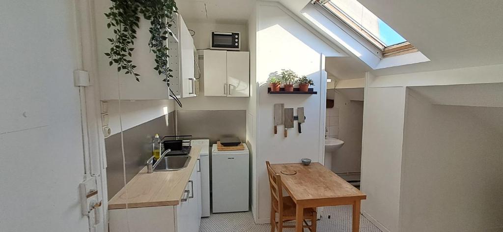 une petite cuisine avec un évier et une table dans l'établissement Studio of 20 m2 near the Catacombes de Paris, à Paris