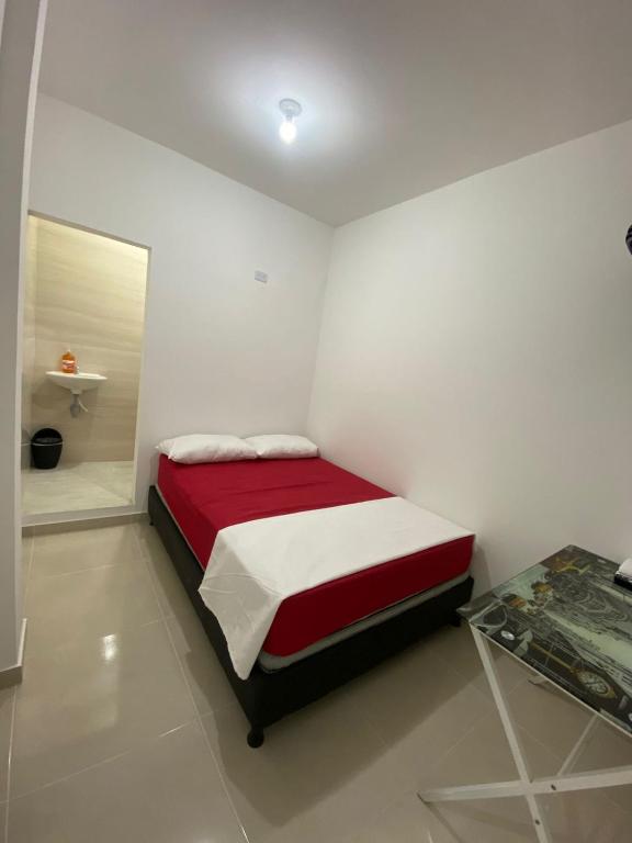 una camera con un letto rosso e bianco di Habitacion Tercer Cielo a Cúcuta