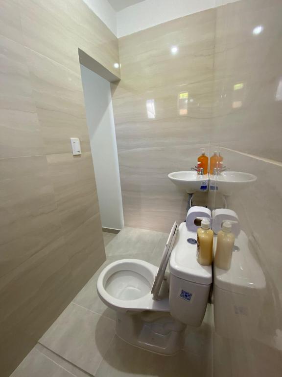 un bagno con un water e un lavandino di Habitacion Tercer Cielo a Cúcuta