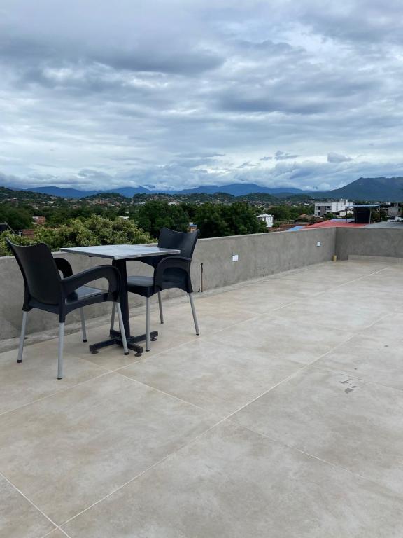 un tavolo e sedie posti sopra un tetto di Habitacion Tercer Cielo a Cúcuta