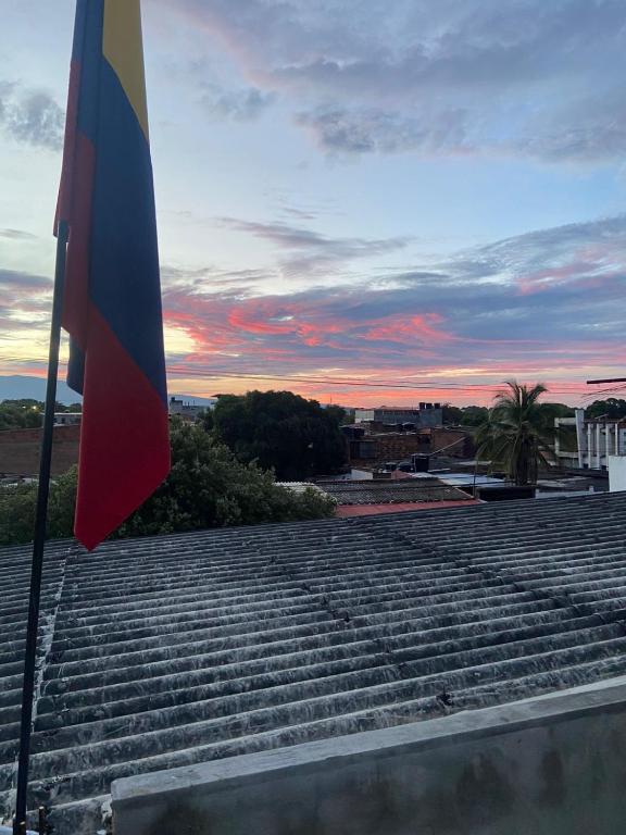 Alba o tramonto visti dall'interno della stanza in casa privata o dai dintorni