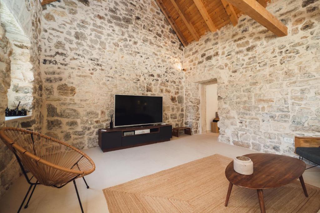 TV a/nebo společenská místnost v ubytování Maison Laurel - Beautiful Stone Estate With Private Pool, Near Split and Omiš