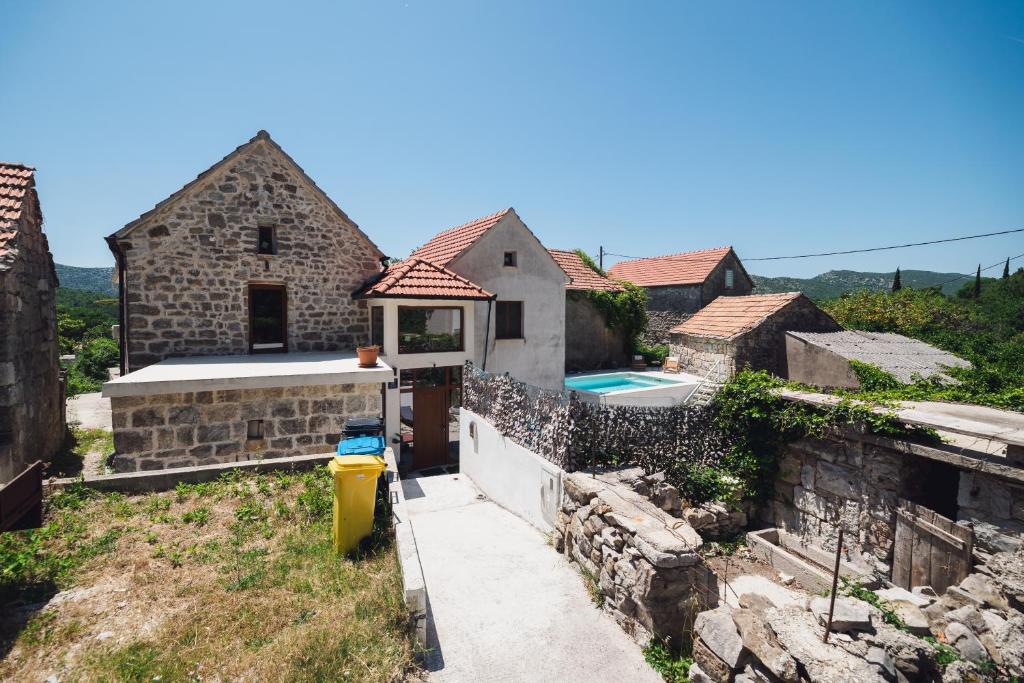 Budova, kde se vila nachází