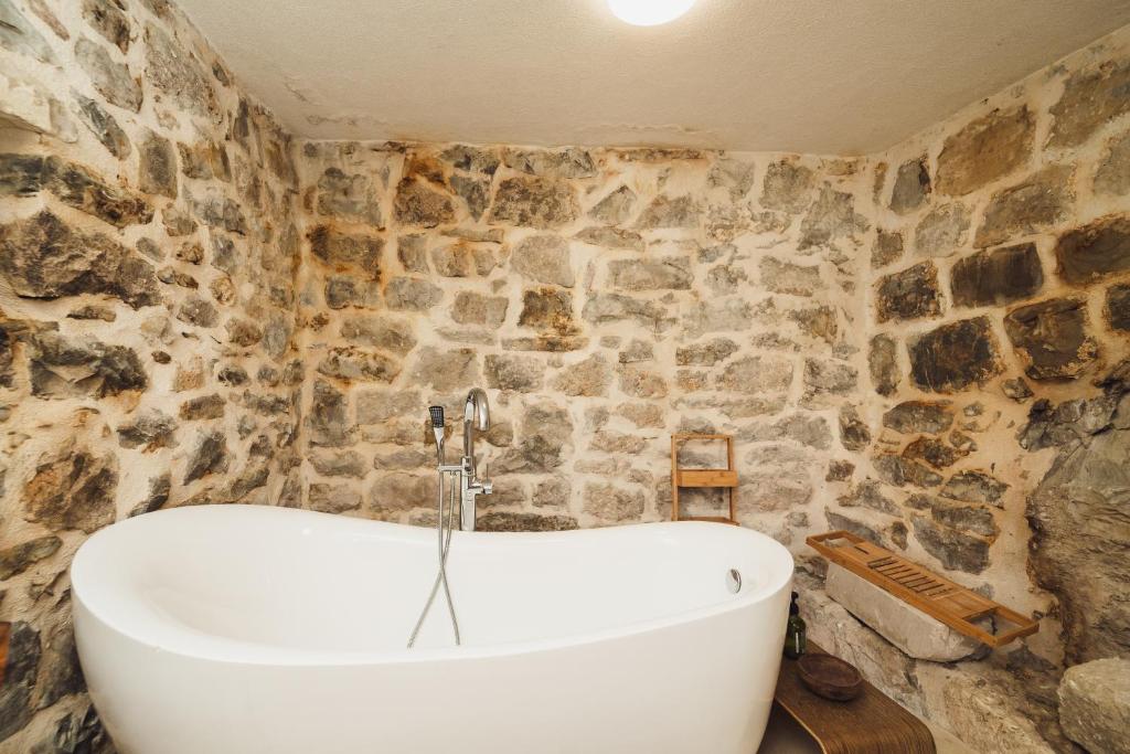 Koupelna v ubytování Maison Laurel - Beautiful Stone Estate With Private Pool, Near Split and Omiš