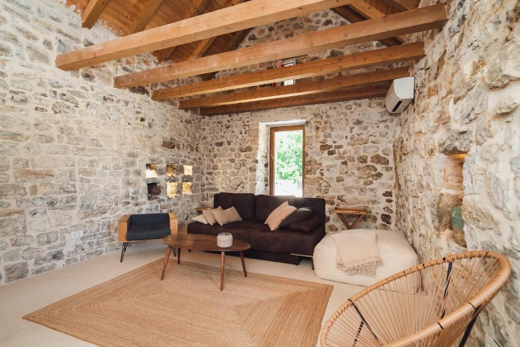 Posezení v ubytování Maison Laurel - Beautiful Stone Estate With Private Pool, Near Split and Omiš