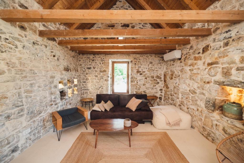 Posezení v ubytování Maison Laurel - Beautiful Stone Estate With Private Pool, Near Split and Omiš