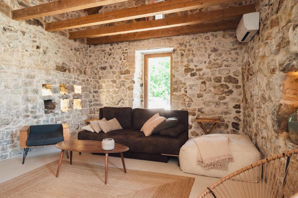 Posezení v ubytování Maison Laurel - Beautiful Stone Estate With Private Pool, Near Split and Omiš