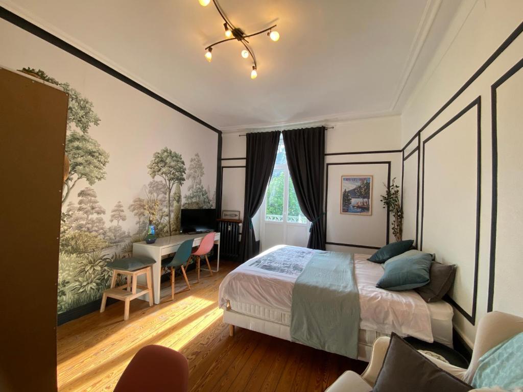 une chambre avec un lit et une salle à manger dans l'établissement LE BEAU SITE Studio belle époque - Aix Centre, à Aix-les-Bains