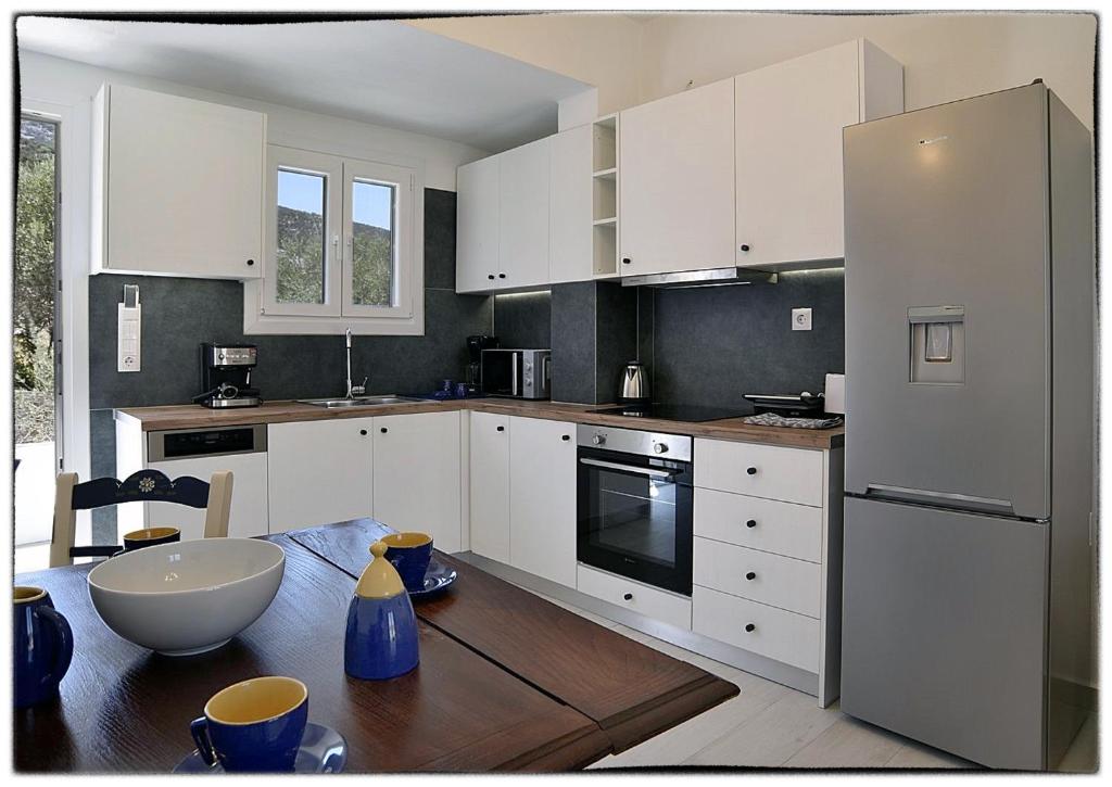Kuchyň nebo kuchyňský kout v ubytování Theasis Sifnos Apartments