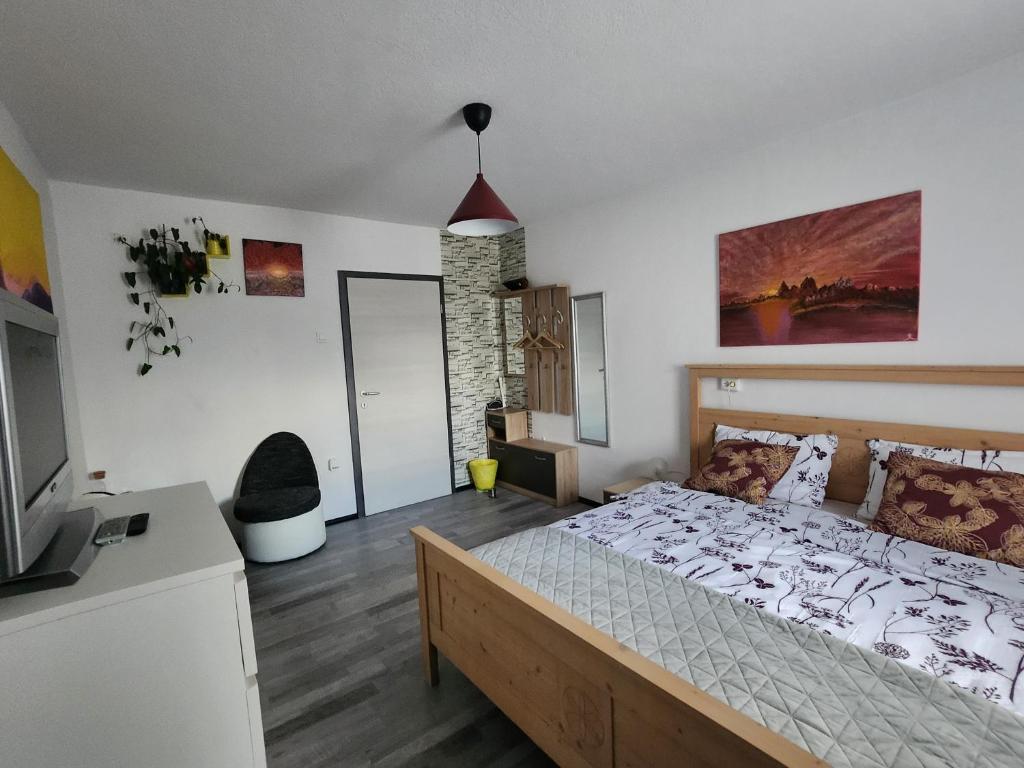 een slaapkamer met een groot bed en een televisie bij Rose 8 Bled in Bled