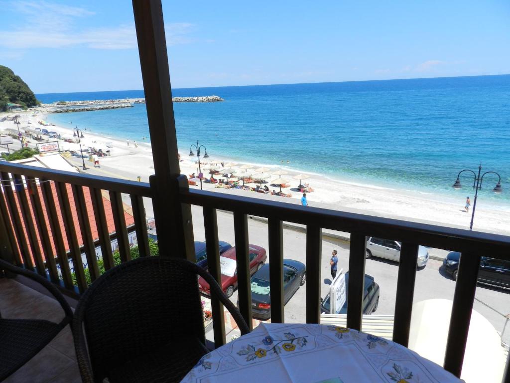 einen Balkon mit Blick auf den Strand und das Meer in der Unterkunft Amelia Beach Apartments in Agios Ioannis