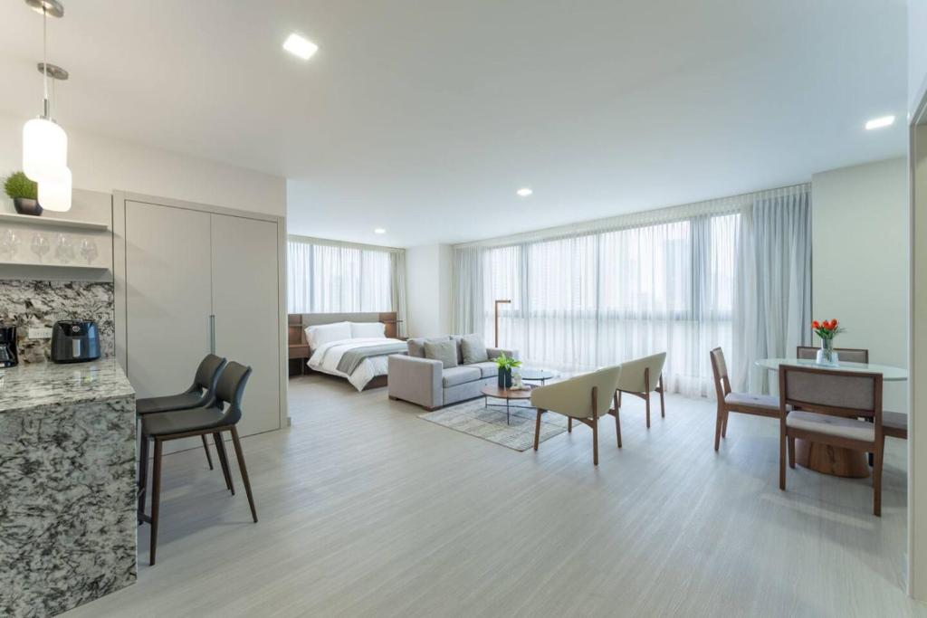 ein Wohnzimmer mit Couch und Tisch in der Unterkunft Pet-friendly Spacious Studio w/ 2 Bathrooms in Panama City in Panama-Stadt