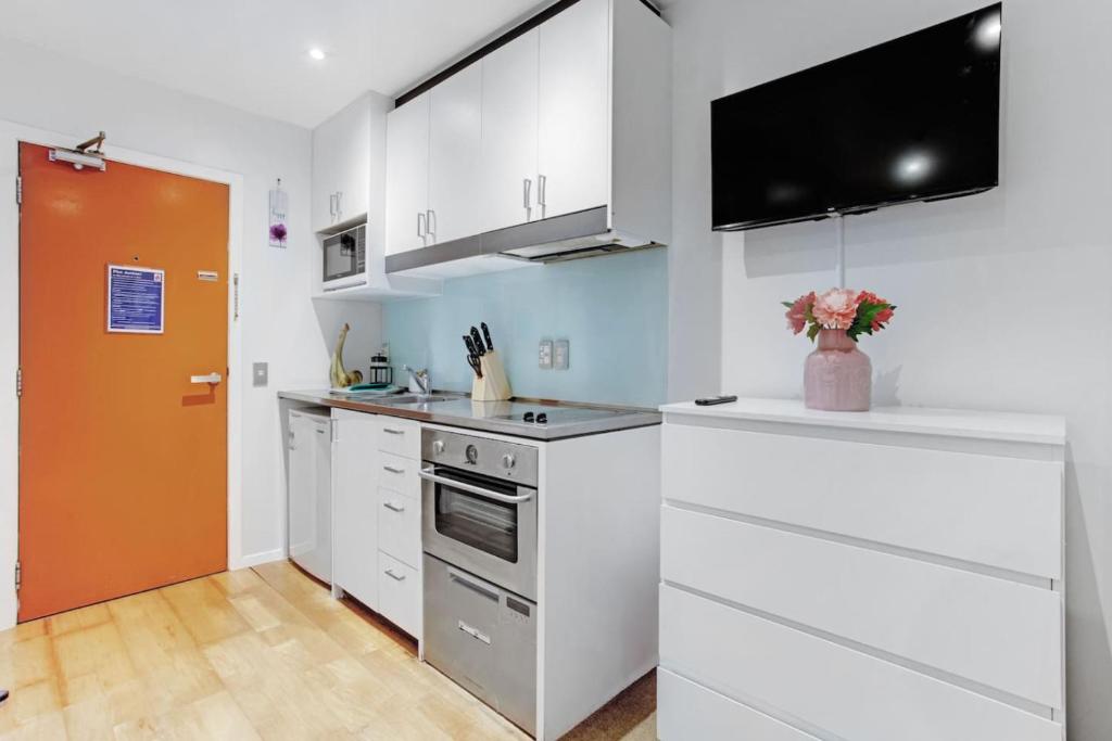 CBD Studio with Full Kitchen and Laundry