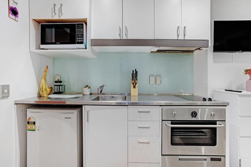 CBD Studio with Full Kitchen and Laundry - Resim 9