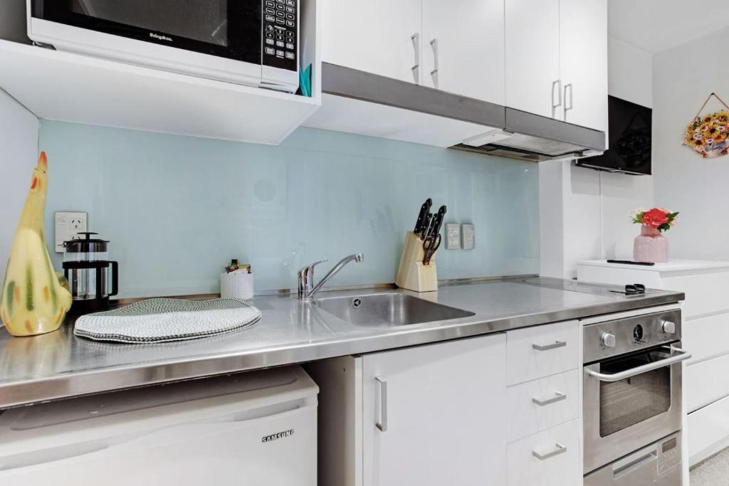 CBD Studio with Full Kitchen and Laundry - Resim 13