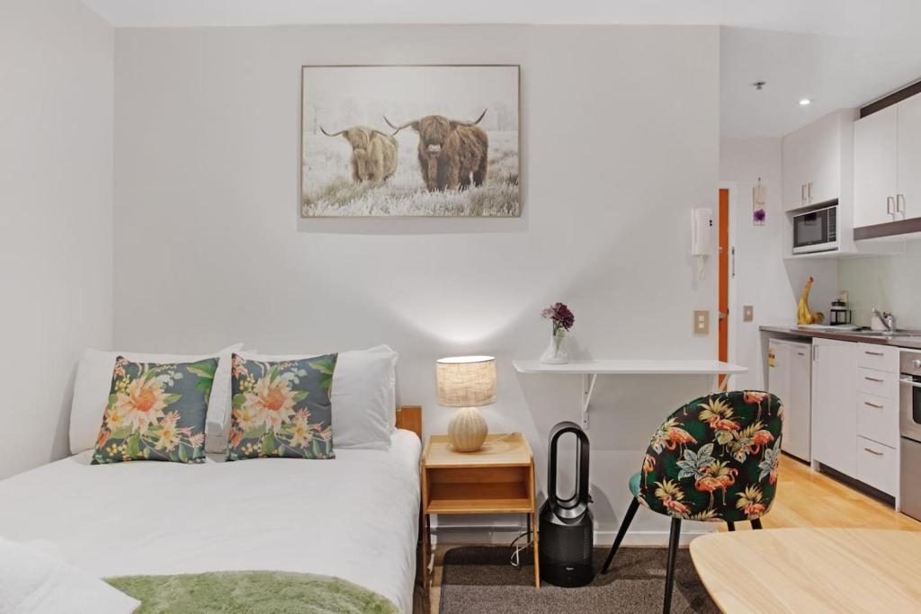 CBD Studio with Full Kitchen and Laundry - Resim 19