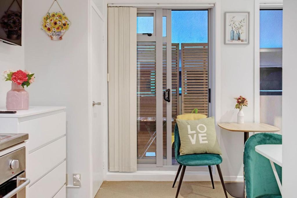 CBD Studio with Full Kitchen and Laundry - Resim 16