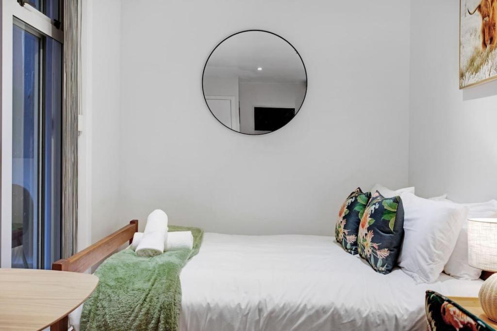 CBD Studio with Full Kitchen and Laundry - Resim 7