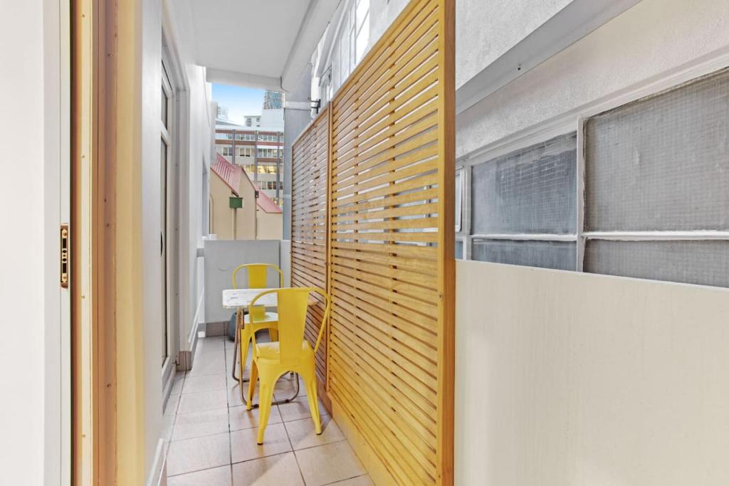 CBD Studio with Full Kitchen and Laundry - Resim 18