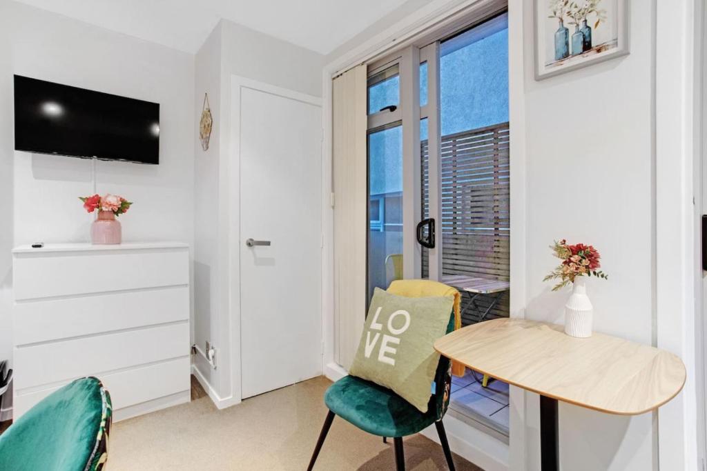 CBD Studio with Full Kitchen and Laundry - Resim 5