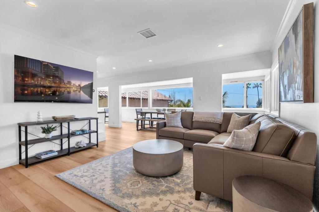 un soggiorno con un divano e un tavolo di Stunning 3BR Capo Beach Home with Ocean Views a Dana Point
